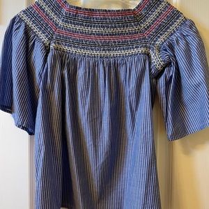 Beachlunchlounge Blue Top with white stripes.